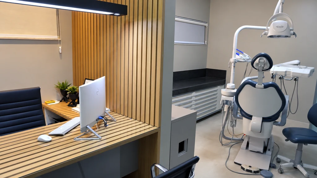 Consultório odontológico da EmCORR com mesa e cadeira de atendimento